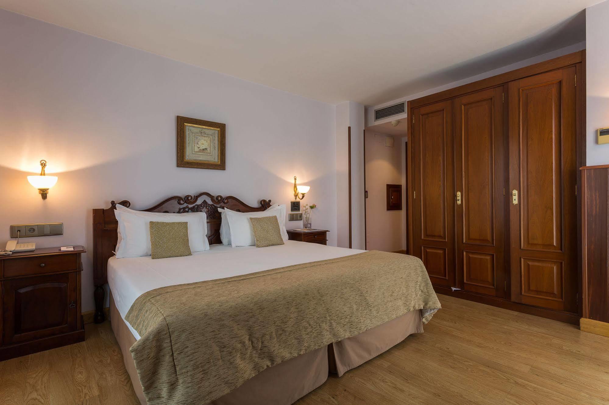 Ayre Hotel Alfonso II โอเบียโด ภายนอก รูปภาพ