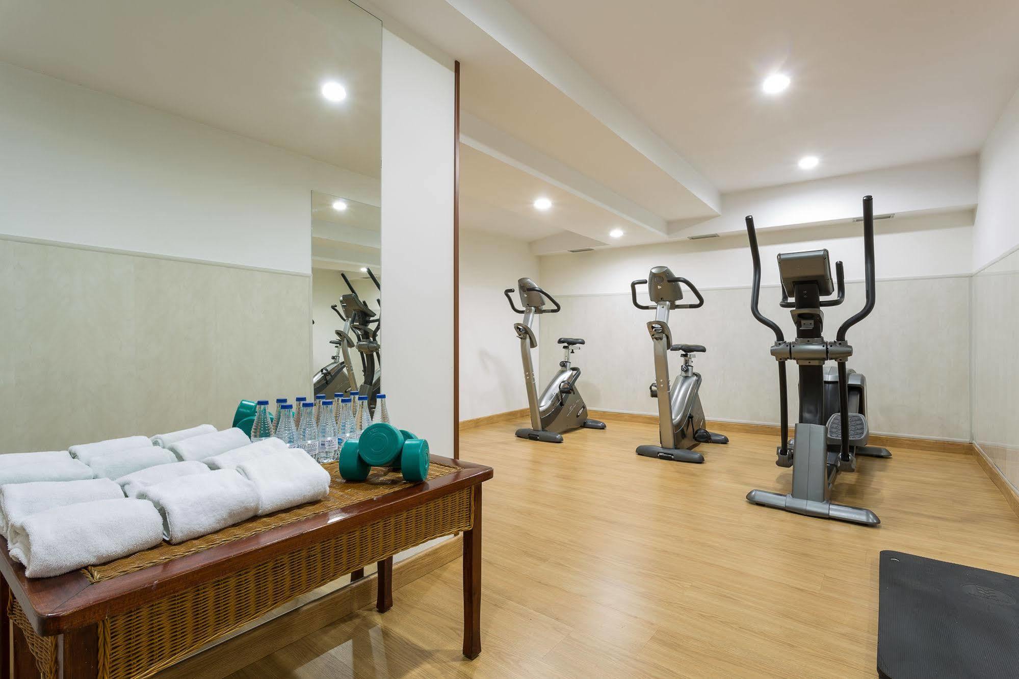 Ayre Hotel Alfonso II โอเบียโด ภายนอก รูปภาพ