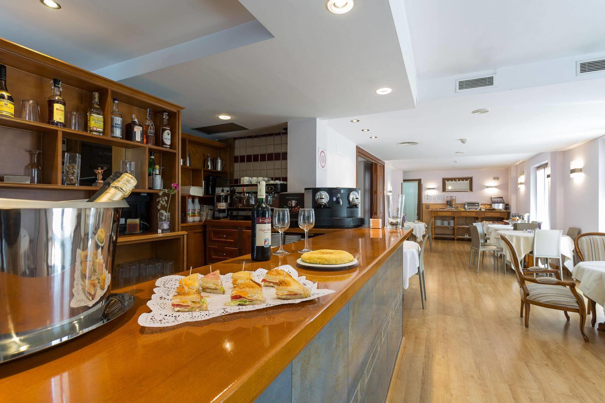 Ayre Hotel Alfonso II โอเบียโด ภายนอก รูปภาพ