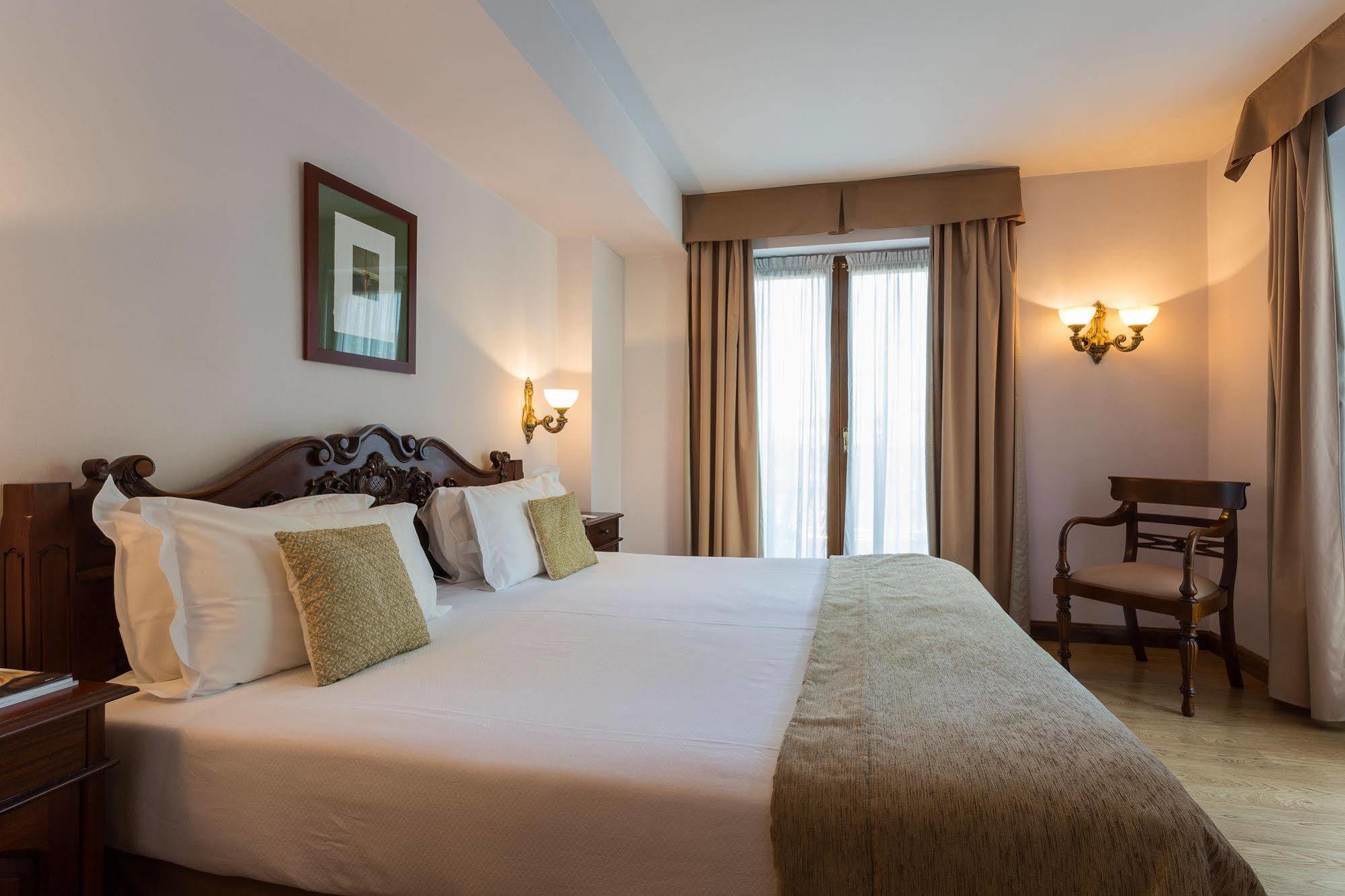 Ayre Hotel Alfonso II โอเบียโด ภายนอก รูปภาพ